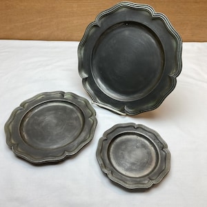 Colonial Casting Co. CCC SET of 3 Pewter Plates Mixed Sizes Meriden Conn Queen Anne 18th Century Pattern