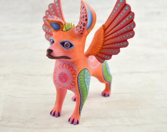 翼のあるアレブリヘ犬の彫刻｜手彫りのコパル材、オアハカの民芸品