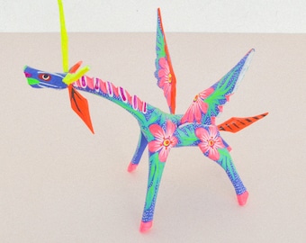 Ręcznie rzeźbiona żyrafa z drewna kopalowego w Alebrije | Ręcznie malowana meksykańska rzeźba ludowa