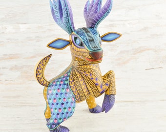 Handskuren hjort Alebrije i kopalträ | Handmålad mexikansk folkkonstskulptur