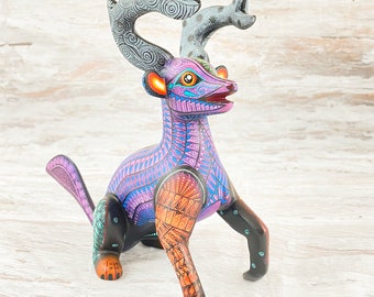 Handskuren hjort Alebrije i kopalträ | Handmålad skulptur av folkkonst i Oaxaca