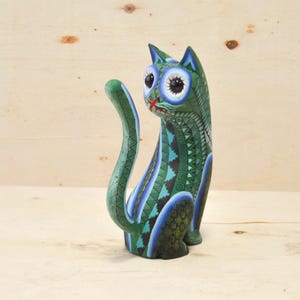 Hand-Painted Alebrije Cat Figurine: Oaxacan Folk Art Wood Carving