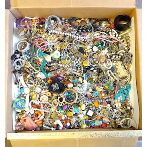 1 lb Grab Bag of Junk Jewelry Parts, Vtg Jewelry Pieces, Destash Bulk Lot Beads