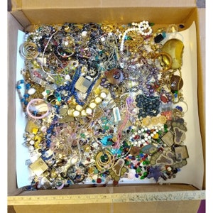 1 lb Grab Bag of Junk Jewelry Parts, Vtg Jewelry Pieces, Destash Bulk Lot Beads image 2