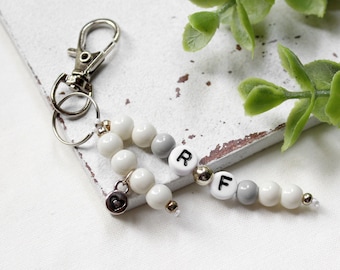 personalisierter Schlüsselanhänger • Perlen | Farbwahl | Geschenkidee