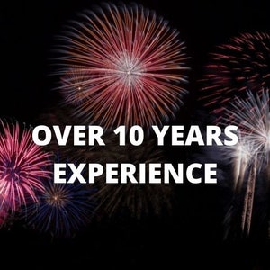 Pu&ograve; includere: Uno sfondo scuro con fuochi d'artificio colorati che esplodono nel cielo. Il testo "OVER 10 YEARS EXPERIENCE" &egrave; visualizzato in lettere bianche.