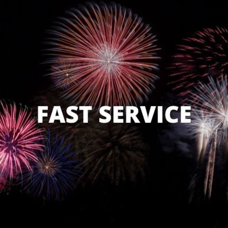 Pu&ograve; includere: Uno sfondo scuro con diversi fuochi d'artificio che esplodono nel cielo. Il testo "FAST SERVICE" &egrave; visualizzato in lettere bianche al centro dell'immagine.