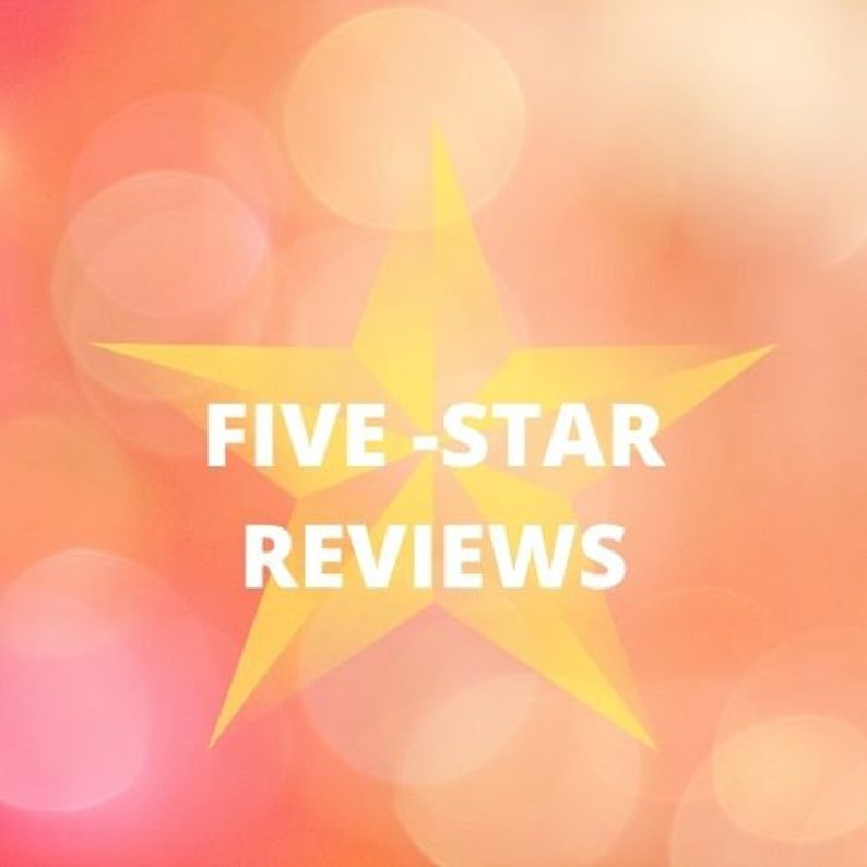 Pu&ograve; includere: Una stella gialla a cinque punte su uno sfondo rosa e arancione con il testo "FIVE-STAR REVIEWS" in bianco.
