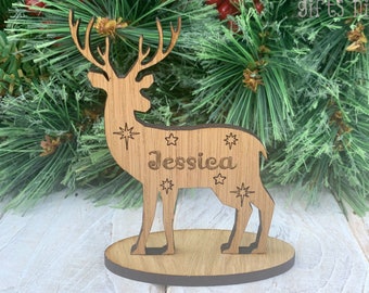 Noms de lieux de Noël personnalisés en bois de chêne Décoration de table de Noël Renne autoportant