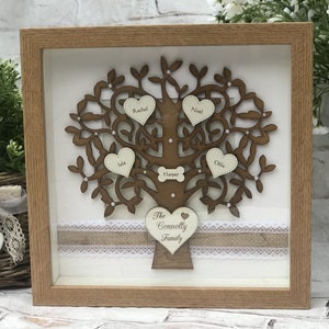 Mother&#39;s Day Gift for Mum Wooden Family Tree Frame with Engraved Hearts
