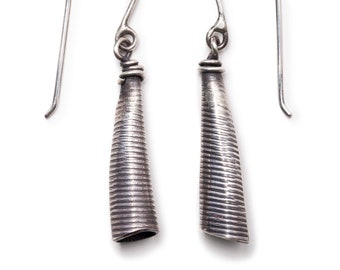 Boucles d'oreilles pendantes en argent texturé - Boucles d'oreilles uniques - Fabriquées à la main - Bijoux sculpturaux - Bijoux contemporains - Fabrication artisanale