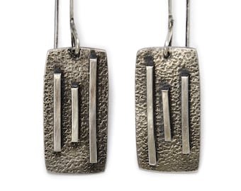 Moderna örhängen - Moderna eleganta smycken - Linjära - Geometriska - Texturerade silver - Rektanglar - Dingla örhängen - Sterlingsilver