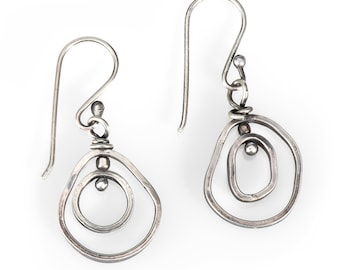 Orecchini ondulati - Gioielli contemporanei - Orecchini in argento sterling - Forme organiche - Argento ossidato - Orecchini moderni
