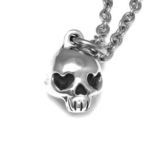 Heart Shaped Eyes Skull Pendant Necklace in Pewter