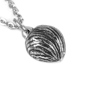 Collar de avellana, colgante de nuez hecho a mano, joyería inspirada en la naturaleza en peltre