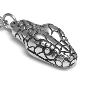 Op de afbeelding: Zilveren slangenkop-hangerketting. De hanger is gedetailleerd met schubben en een textuur.