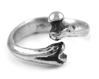 Anillo ajustable hecho a mano en peltre con forma de fémur.