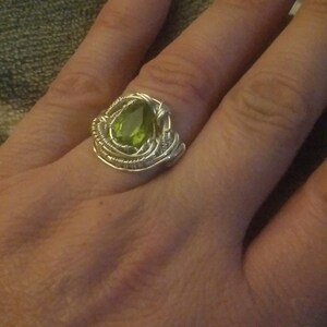 Gorgeous bright green peridot set in sterling silver wire wrap ring sz7. August birthstone
