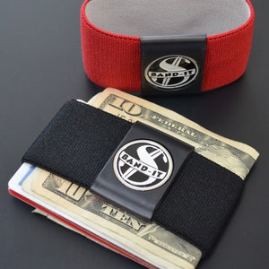 Idea de regalo para él: billetera con clip elástico para billetes BANDIT, bolsillo frontal con medallón. Suave, delgada y segura: sujeta su dinero en efectivo y sus tarjetas.