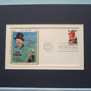 Peut inclure: Une enveloppe de premier jour d'émission pour un timbre-poste W.C. Fields. L'enveloppe présente une illustration en couleur de W.C. Fields portant un haut-de-forme et une affiche pour sa performance au "The Orpheum" à New York. L'enveloppe est datée du 23 janvier 1980.