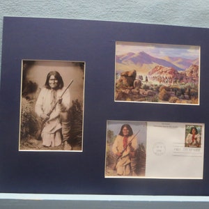 Op de afbeelding: Een ingelijste collage van drie afbeeldingen met een indiaanse man die een geweer vasthoudt. De bovenste afbeelding is een kleurenfoto van een groep indianen die door een woestijnlandschap lopen. De onderste linker afbeelding is een zwart-witfoto van de indiaanse man. De onderste rechter afbeelding is een kleurenfoto van de indiaanse man met een Amerikaanse postzegel met dezelfde man.