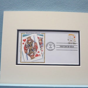 Saluting il mazzo di carte da gioco e giochi di carte e la copertina del primo giorno di Re & Regina di cuori timbro