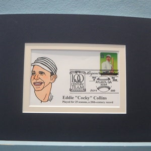 Op de afbeelding: Een ingelijste illustratie van honkballer Eddie "Cocky" Collins, met een cartoonportret en een vintage honkbalkaart. De tekst luidt "Legends, First Century Team, Atlanta, GA 30304, July 6, 2000, Eddie "Cocky" Collins, Played for 25 seasons, a 20th-century record."