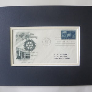 En honor a Rotary International y la portada del primer día de su propia estampilla emitida en honor a su 50.º aniversario