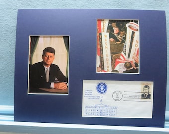 El presidente John F. Kennedy y JFK aceptan la nominación demócrata en 1960 pintada por Norman Rockwell y la portada del primer día de su propio sello