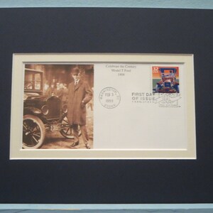 Puede incluir: Un sobre enmarcado con matasellos del primer día de emisión que conmemora el centenario del Ford Model T. El sobre presenta una fotografía en blanco y negro de Henry Ford de pie junto a un automóvil Model T. El sello representa un automóvil Model T rojo con fondo azul. El texto en el sobre dice "Celebrating the Century Model T Ford 1908" y "First Day of Issue February 3, 1908 Washington, D.C."