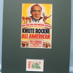 The Spirit of Notre Dame zu Ehren des legendären Trainers Knute Rockne und die Briefmarke zum 100-jährigen Jubiläum des Collegiate Football