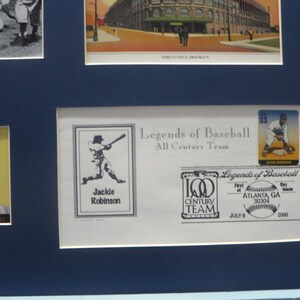 Puede incluir: Una exposici&oacute;n enmarcada de recuerdos de b&eacute;isbol con una foto en blanco y negro de un jugador de b&eacute;isbol, una ilustraci&oacute;n en blanco y negro de Jackie Robinson, una tarjeta de b&eacute;isbol de Jackie Robinson y un sello conmemorativo del equipo del siglo 100 de las Leyendas del B&eacute;isbol.