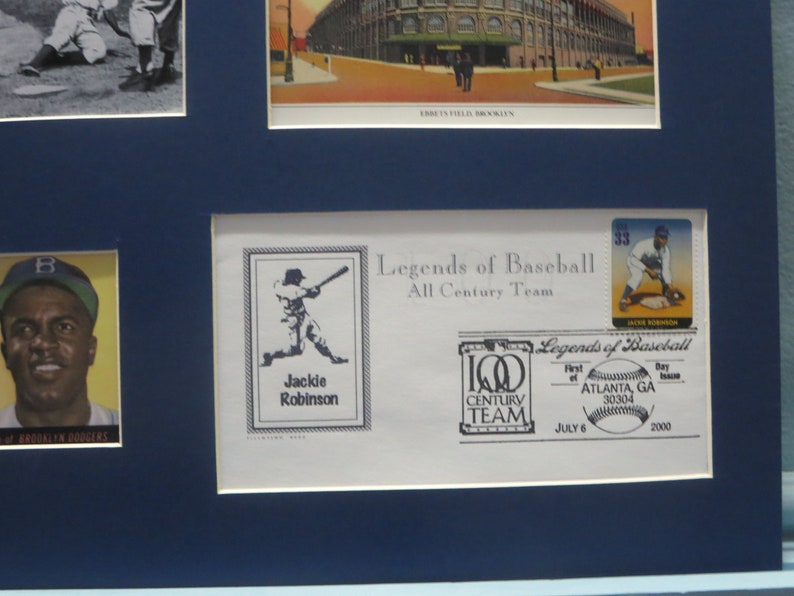 Puede incluir: Una exposici&oacute;n enmarcada de recuerdos de b&eacute;isbol con una foto en blanco y negro de un jugador de b&eacute;isbol, una ilustraci&oacute;n en blanco y negro de Jackie Robinson, una tarjeta de b&eacute;isbol de Jackie Robinson y un sello conmemorativo del equipo del siglo 100 de las Leyendas del B&eacute;isbol.