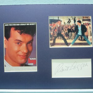 Tom Hanks w filmie „Duży” podpisany przez Roberta Loggię jako MacMillan
