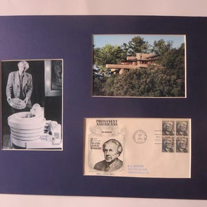 Könnte beinhalten: Eine gerahmte Collage mit einem Schwarzweißfoto von Frank Lloyd Wright, einer Postkarte eines Hauses und einem Vintage-Umschlag mit einer Briefmarke zur Erinnerung an den Architekten. Der Umschlag trägt den Text "Prominent Americans" und "Frank Lloyd Wright".