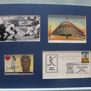 Puede incluir: Un collage enmarcado de recuerdos de b&eacute;isbol con una foto en blanco y negro de un partido de b&eacute;isbol, una postal vintage de un estadio de b&eacute;isbol y dos tarjetas de b&eacute;isbol de Jackie Robinson. Las tarjetas muestran una foto de Robinson con el uniforme de los Brooklyn Dodgers y una ilustraci&oacute;n en blanco y negro de Robinson bateando. El collage tambi&eacute;n incluye un sello conmemorativo del 100 aniversario del Equipo del Siglo.