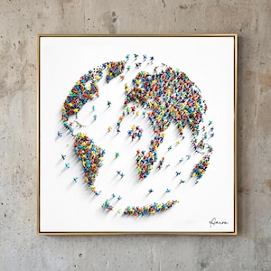 Puede incluir: Una obra de arte mural cuadrada y enmarcada con fondo blanco que muestra un globo terráqueo compuesto por numerosas figuras humanas diminutas y multicolores en rojo, azul, amarillo y verde. El nombre Aaron está firmado en cursiva negra abajo.