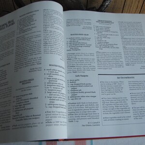 Puede incluir: Libro de cocina abierto con una receta de verduras asadas. La p&aacute;gina presenta una lista de ingredientes e instrucciones para asar verduras, incluyendo chiles, cebollas y pimientos. El libro tambi&eacute;n incluye consejos para asar verduras.