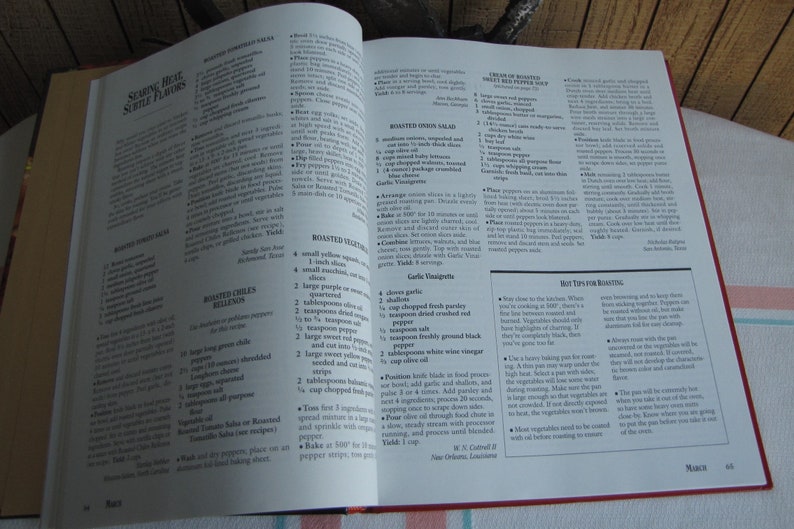 Puede incluir: Libro de cocina abierto con una receta de verduras asadas. La p&aacute;gina presenta una lista de ingredientes e instrucciones para asar verduras, incluyendo chiles, cebollas y pimientos. El libro tambi&eacute;n incluye consejos para asar verduras.