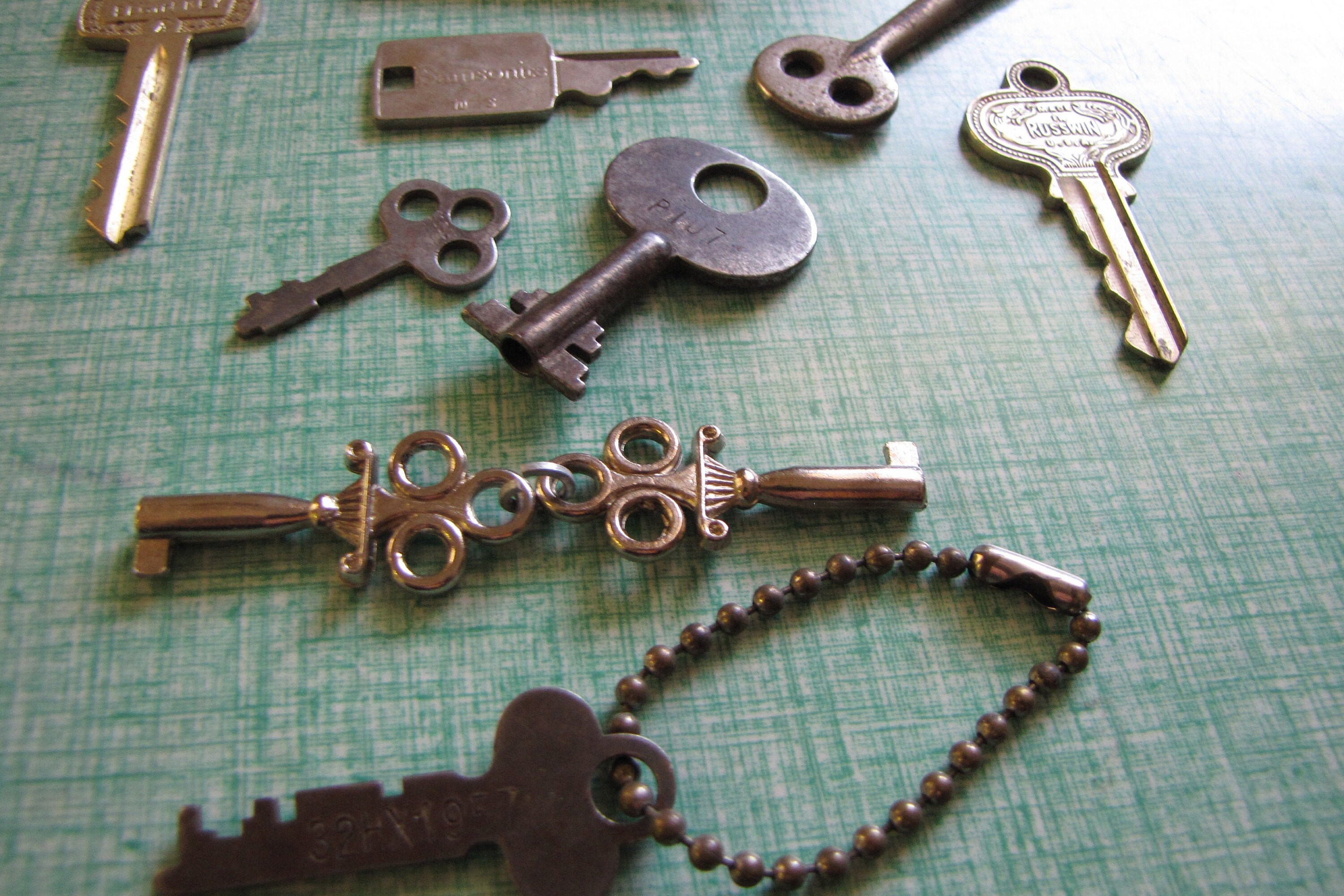 upcycling unique designs. 11 keys perfect for steampunk Vintage YALE Keys