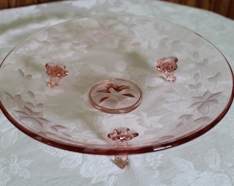 Plato con base de vidrio Norwood Pink Depression, década de 1930, con diseño floral grabado