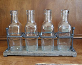 Bandeja de madera y jarrones con botellas para flores. Decoración vintage industrial o rústica para el hogar.