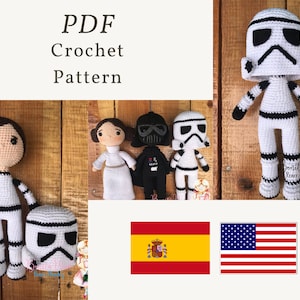 Puede incluir: Patrón de crochet PDF para personajes de Star Wars. El patrón incluye instrucciones para hacer un Stormtrooper, Darth Vader, la Princesa Leia y Han Solo. El patrón está disponible en inglés y español.