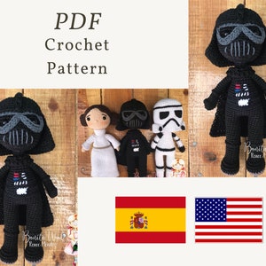 Könnte beinhalten: PDF-Häkelanleitung für eine Star Wars-Figur, Darth Vader. Das Muster ist sowohl in Englisch als auch in Spanisch verfügbar. Das Bild zeigt eine gehäkelte Darth Vader-Puppe sowie eine gehäkelte Prinzessin Leia-Puppe und eine Stormtrooper-Puppe.