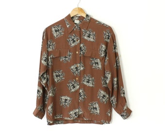 Vintage jaren 70 blouse met sjaalprint: bruin shirt met wapenschild