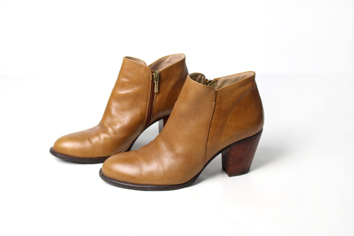 Vintage 90's Camel Brown Leather Pointed Toe Ankle Boots (EUR 39), foto 2 di 5