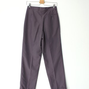 Puede incluir: Un pantal&oacute;n de color morado oscuro con cierre de bot&oacute;n y un bolsillo trasero.