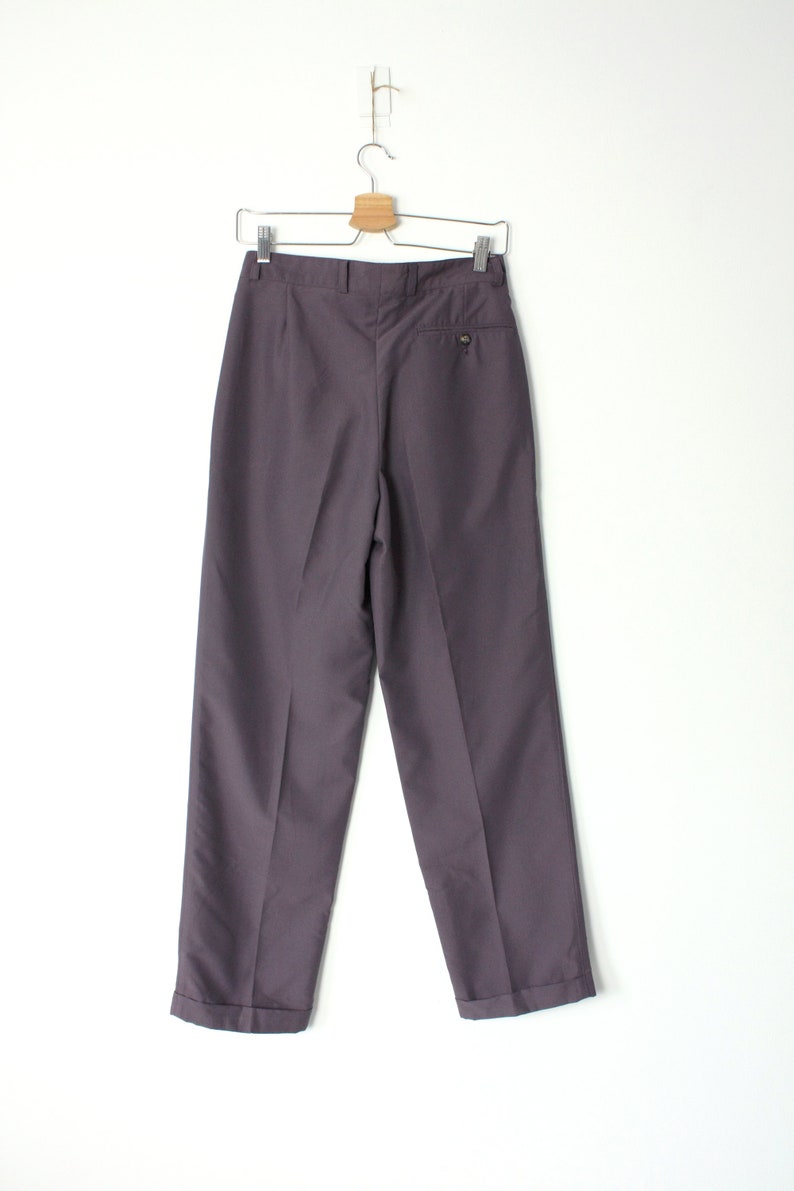 Puede incluir: Un pantal&oacute;n de color morado oscuro con cierre de bot&oacute;n y un bolsillo trasero.