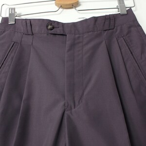 Puede incluir: Un pantal&oacute;n gris oscuro con pliegues y bolsillos delanteros.