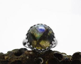 Labradorite Ring in Sterling Silver - US Size 8